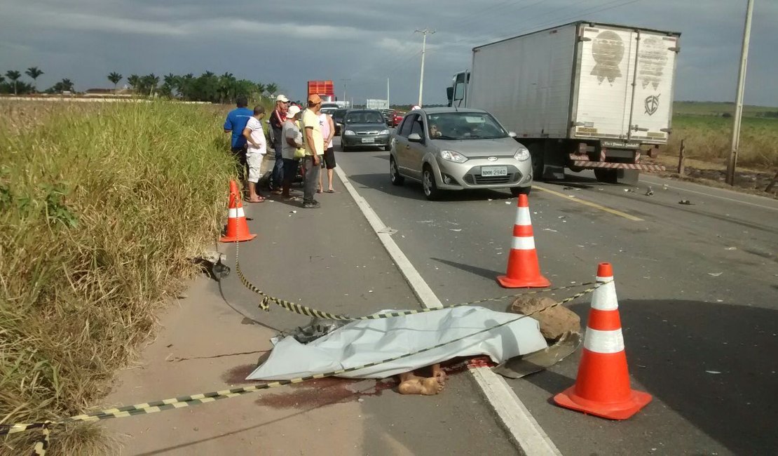 Acidente entre moto e caminhão deixa vítima fatal na AL-220