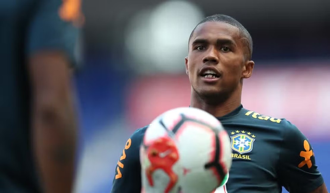 Ex-Grêmio e Seleção Brasileira, Douglas Costa tem prisão decretada por dívida de R$ 492 mil em pensão alimentícia