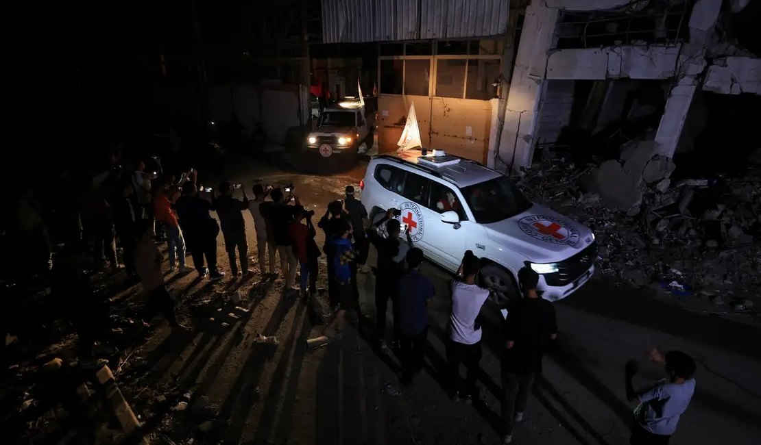 Hamas entrega corpos de reféns após Israel ameaçar cortar ajuda