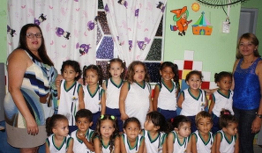 Prefeitura de Feira Grande entrega uniformes para alunos de creche escolar