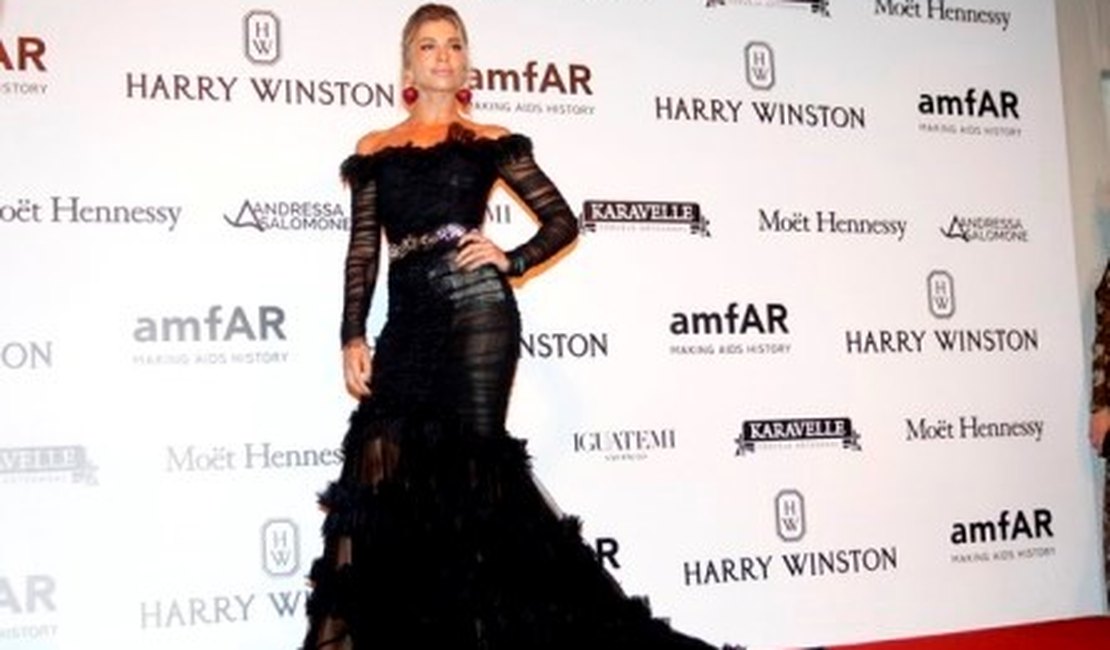 Vestido transparente de Grazi Massafera chama atenção em evento