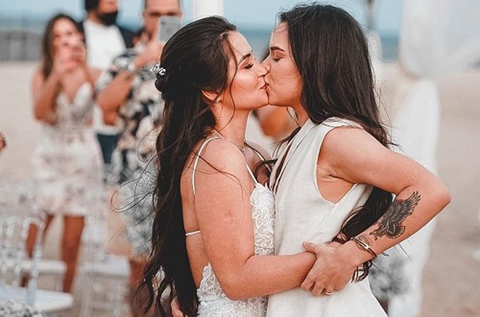 Em cerimônia intimista, cantora sertaneja Maria Clara se casa com modelo Fernanda Aguiar