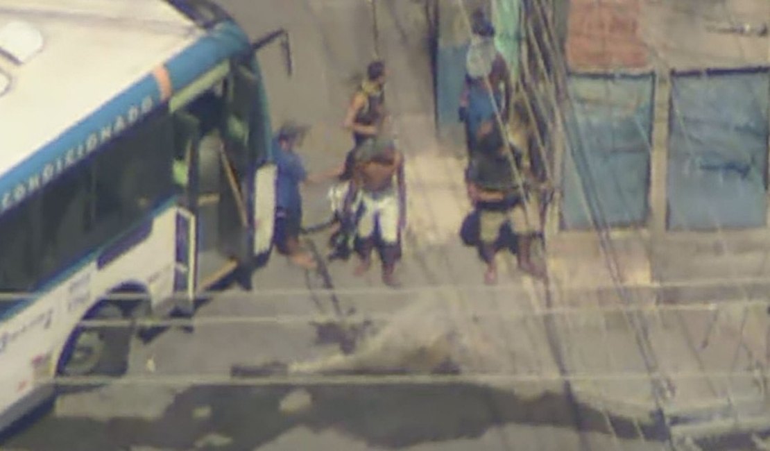 Cinegrafista é espancado por bandidos na Vila Aliança durante operação policial