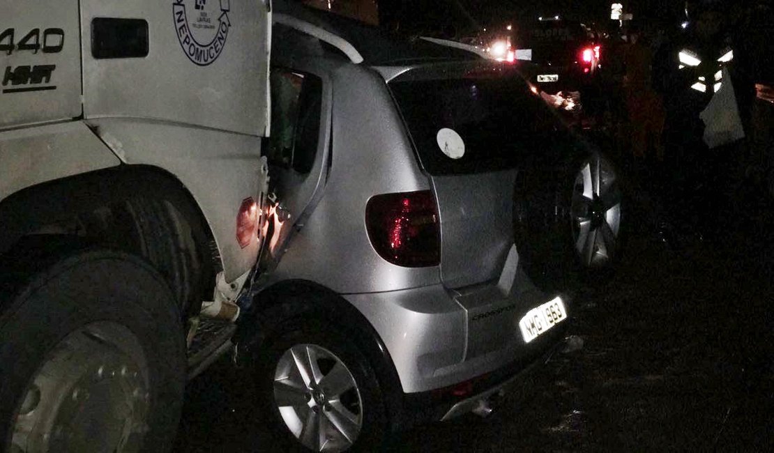 Acidente entre carro e carreta deixa um morto em São Miguel dos Campos