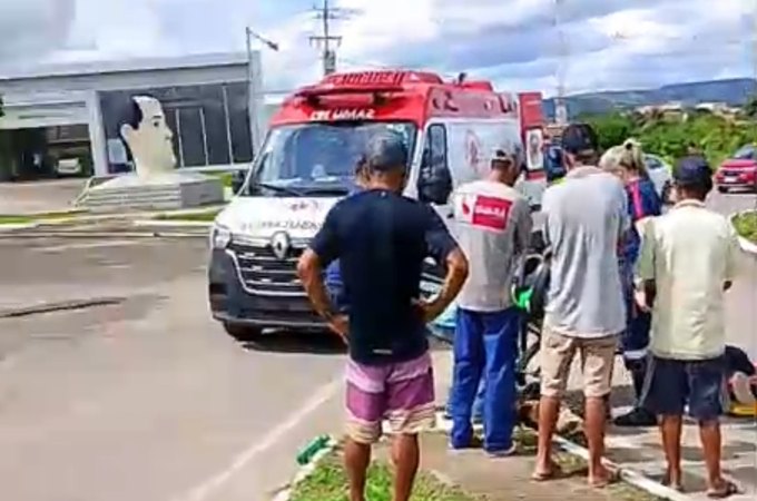 Mulher fica ferida após cair de moto ao desviar de buraco em rotatória de Palmeira dos Índios