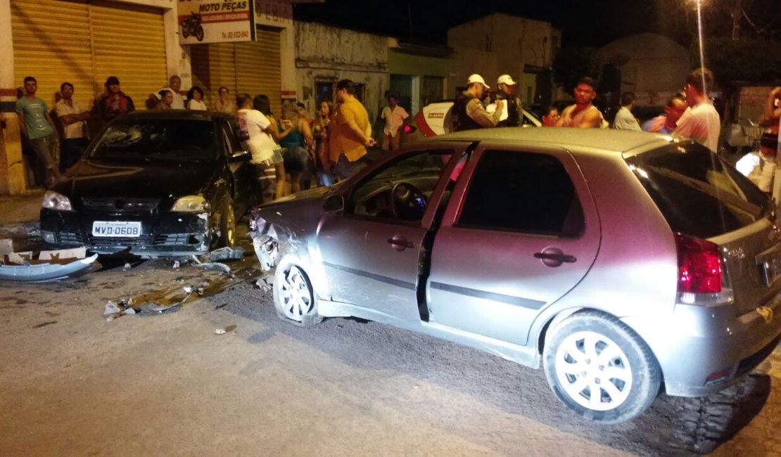 Veículos colidem em cruzamento no bairro Primavera, em Arapiraca