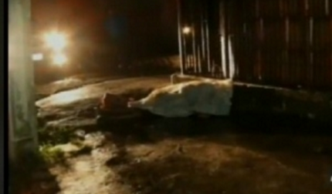 Homem sofre descarga elétrica após pisar em fio solto na calçada