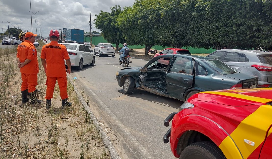 Vídeo. Colisão entre carros deixa feridos e trânsito lento na AL-220, em Arapiraca