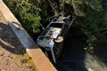 Kombi que levava crianças e mulher grávida capota e cai em rio de Santa Catarina