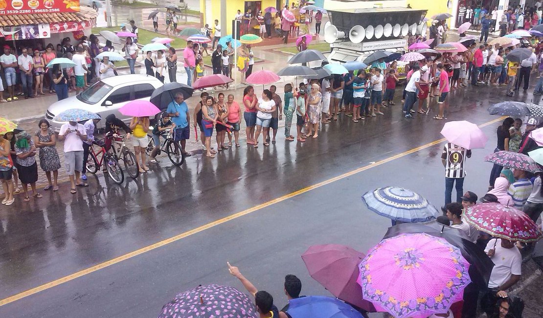 População lota as ruas de Arapiraca para aguardar a Tocha Olímpica
