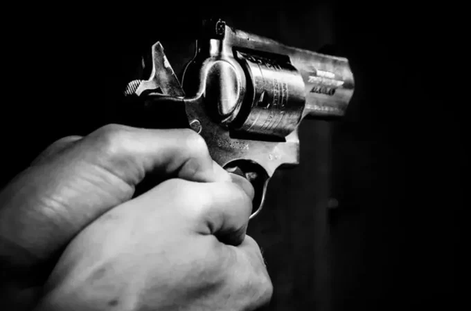 Criminosos matam homem que bebia com o pai na porta de casa em Cruz das Almas, em Maceió