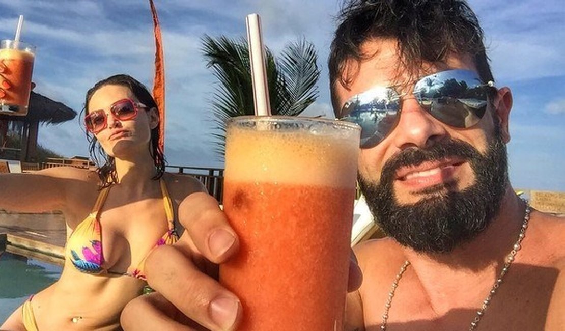 Laura Keller e Jorge Sousa curtem lua de mel na praia