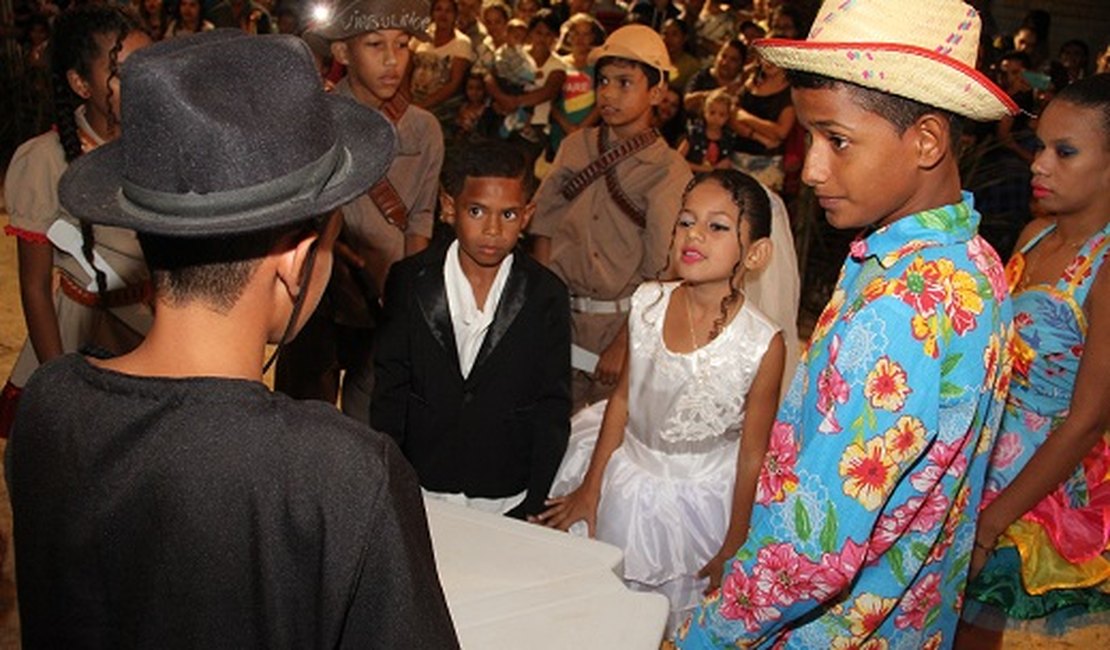 Casamento matuto mirim encanta no Arraiá Jardim das Paineiras