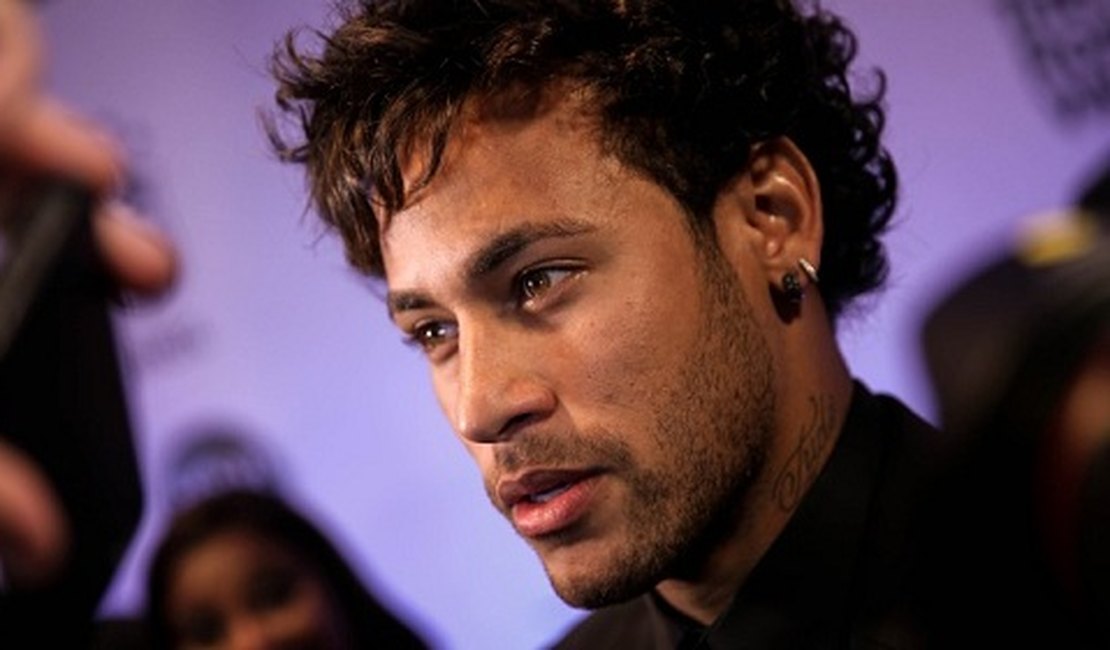 Neymar pede para não ser fotografado em festa após término com Bruna
