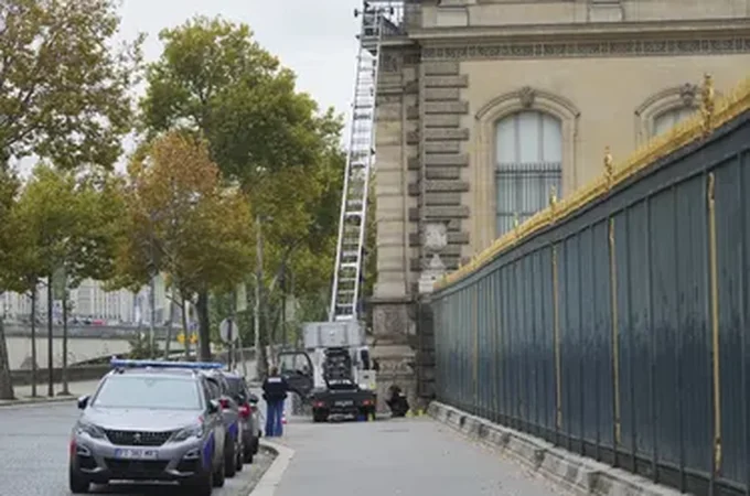 Dois suspeitos do roubo no Louvre admitem envolvimento no furto de joias
