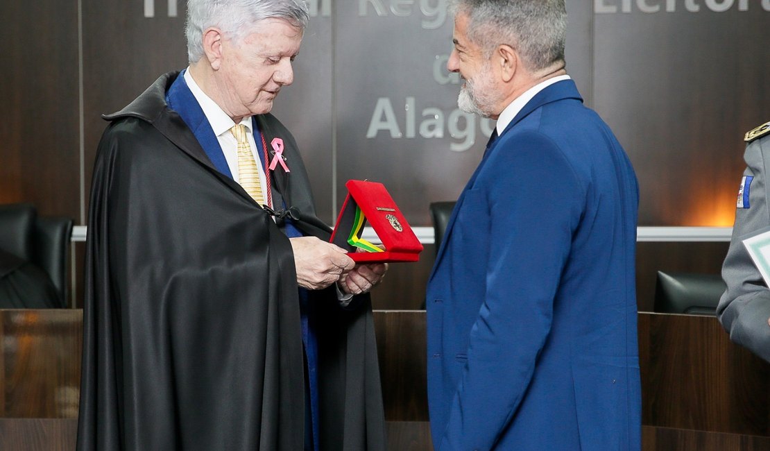 TRE/AL entrega medalha do Mérito Eleitoral a autoridades da Segurança Pública e ao presidente do Coptrel