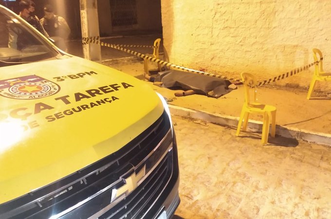 Vídeo. Homem é executado com vários disparos de arma de fogo em espetinho de Arapiraca