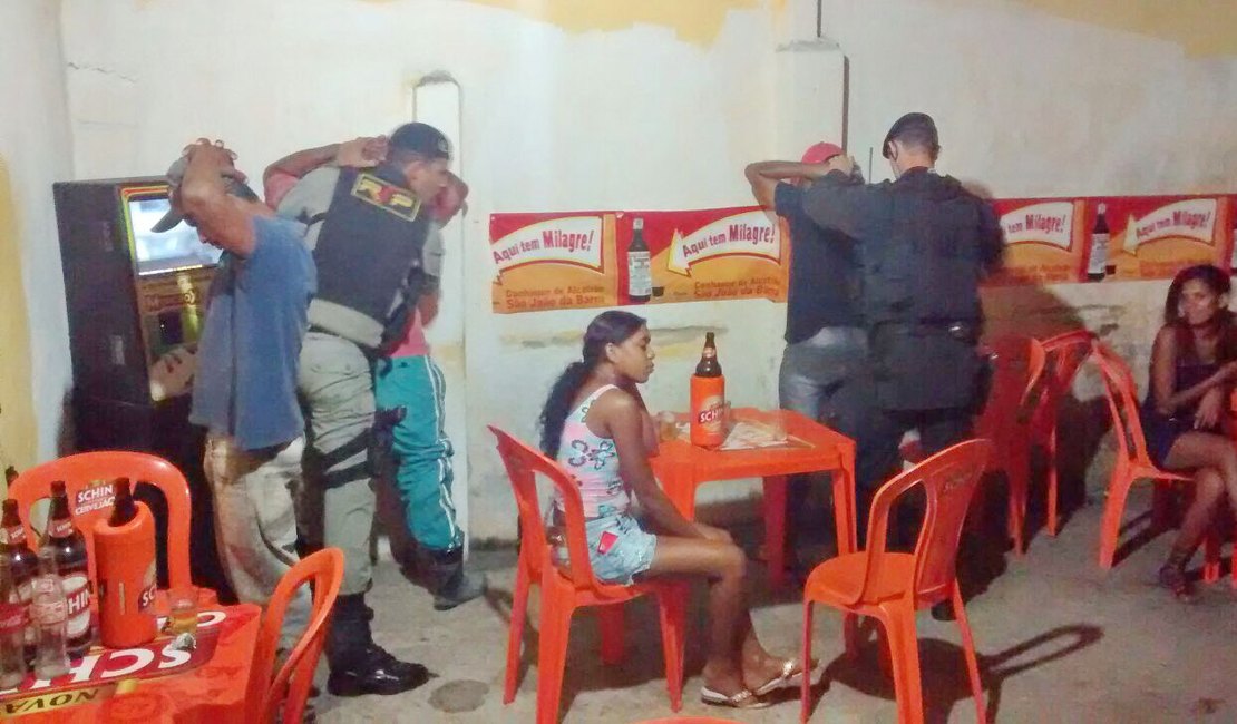 Em operação, PM realiza abordagens em bares em São Sebastião e Teotônio Vilela