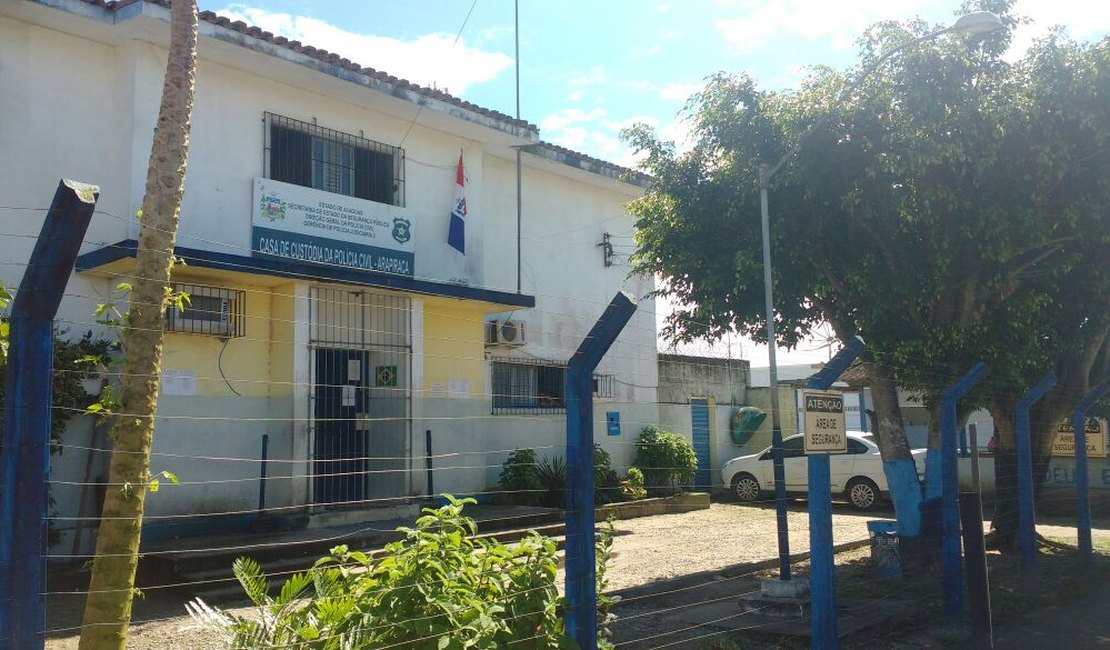 Agentes fazem revista na Casa de Custódia de Arapiraca após morte de detento