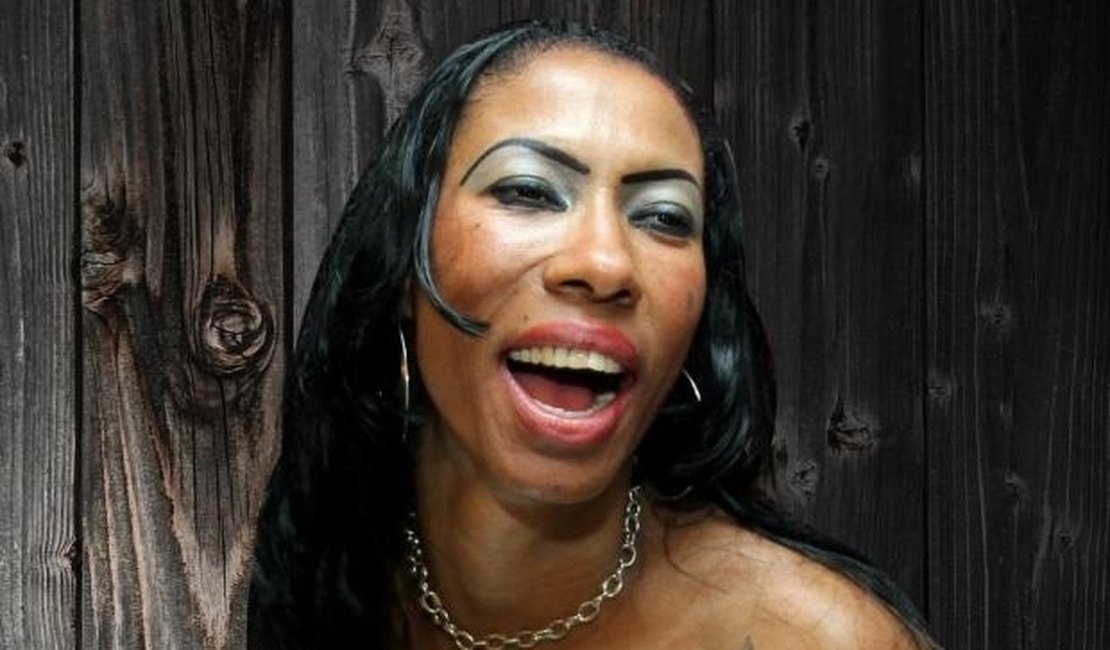 Inês Brasil se masturba em show, choca público e gera onda de críticas
