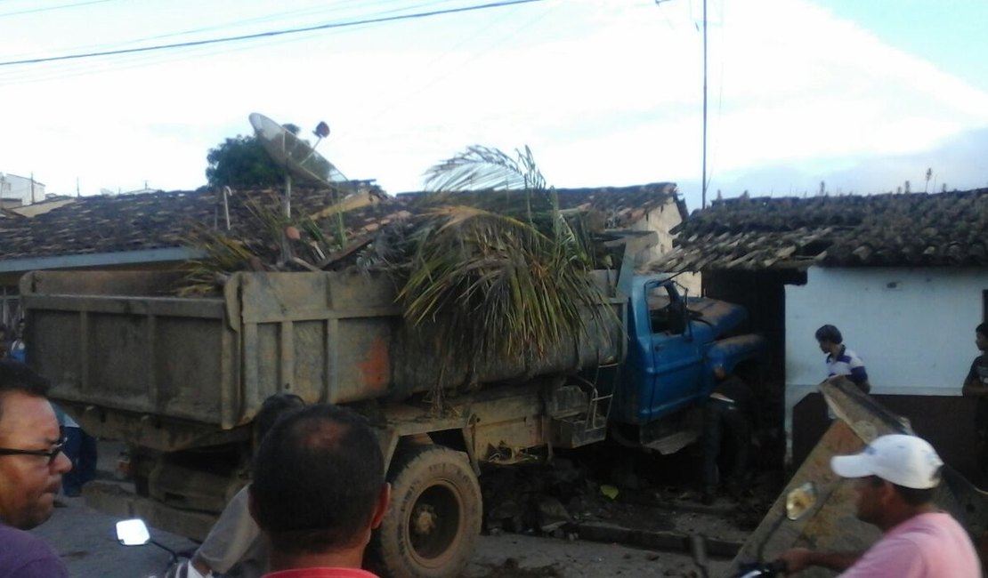 Caçamba desgovernada atinge casa e lanchonete em Viçosa, Alagoas