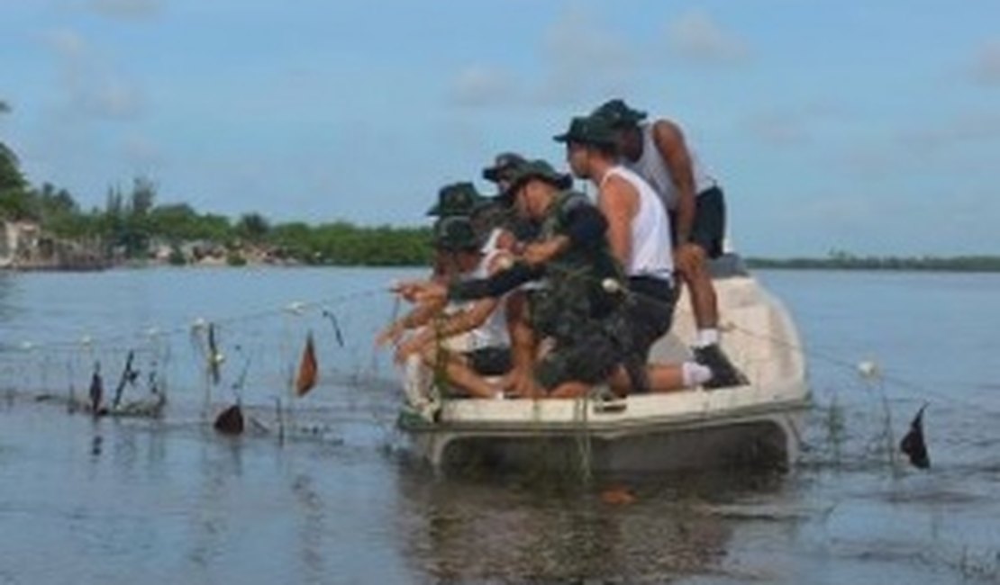Militares buscam arma que naufragou com embarcação da polícia na Manguaba, em AL