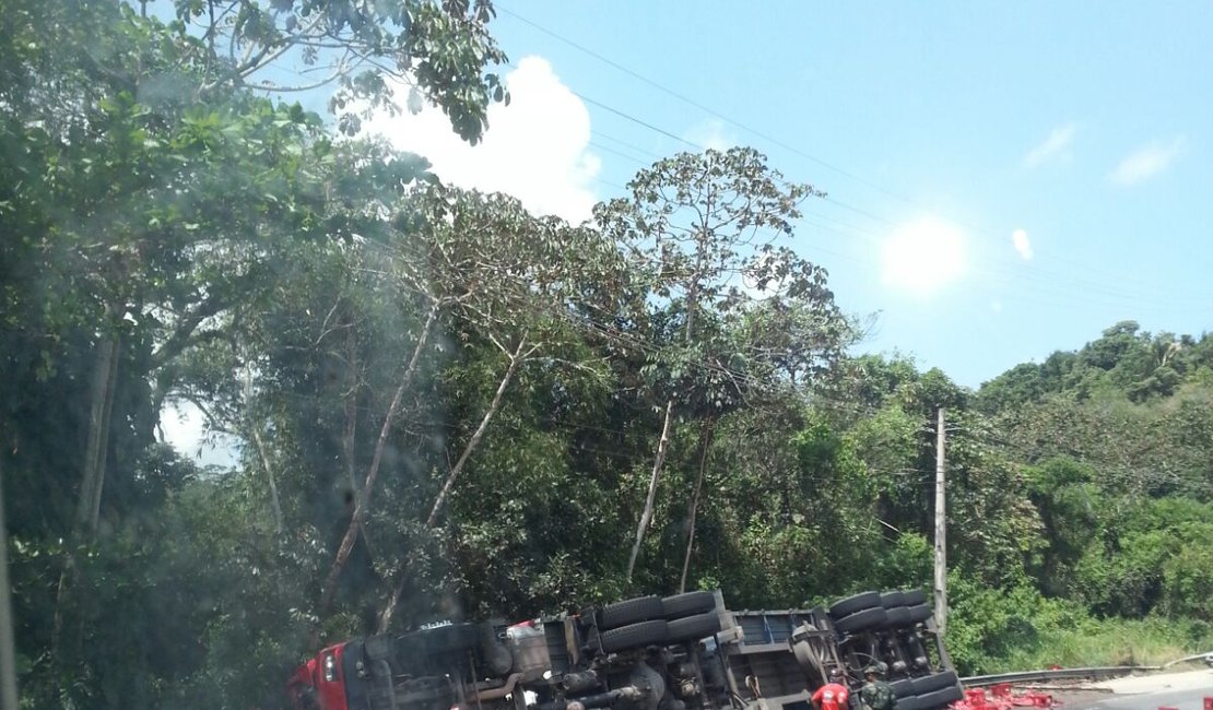Carreta carregada de refrigerantes tomba na BR 316 em Satuba