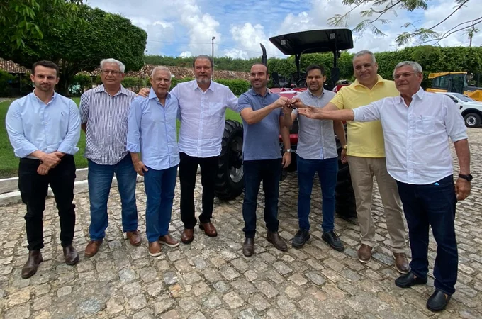 Alfredo Gaspar entrega trator e reforça apoio ao pequeno produtor em Rio Largo
