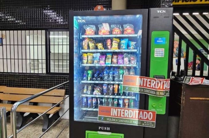 Vigilância Sanitária interdita máquina de lanches com produtos vencidos em faculdade de Maceió