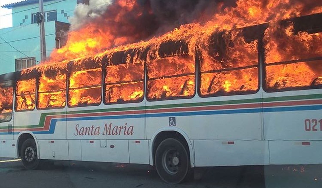 Ônibus é incendiado e carro do governo leva tiros em Natal