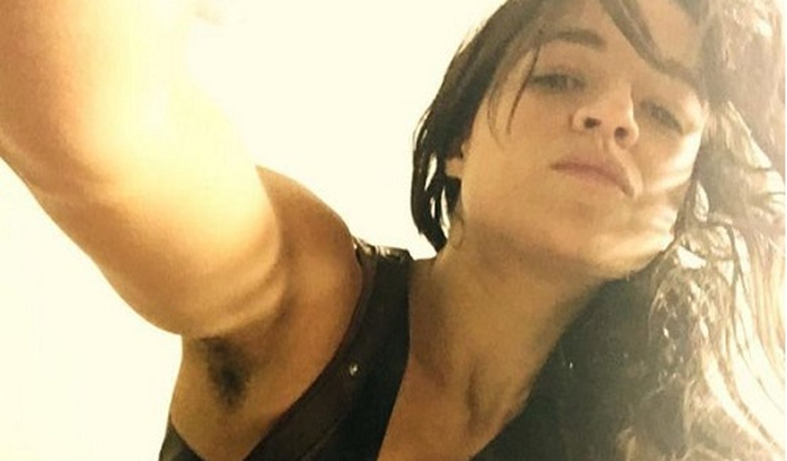 Michelle Rodriguez aparece com axila peluda e causa polêmica na web