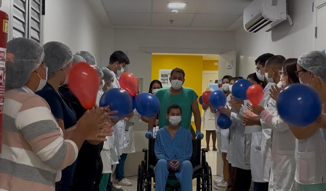 Jovem de 16 anos recebe alta após transplante cardíaco no Hospital do Coração Alagoano