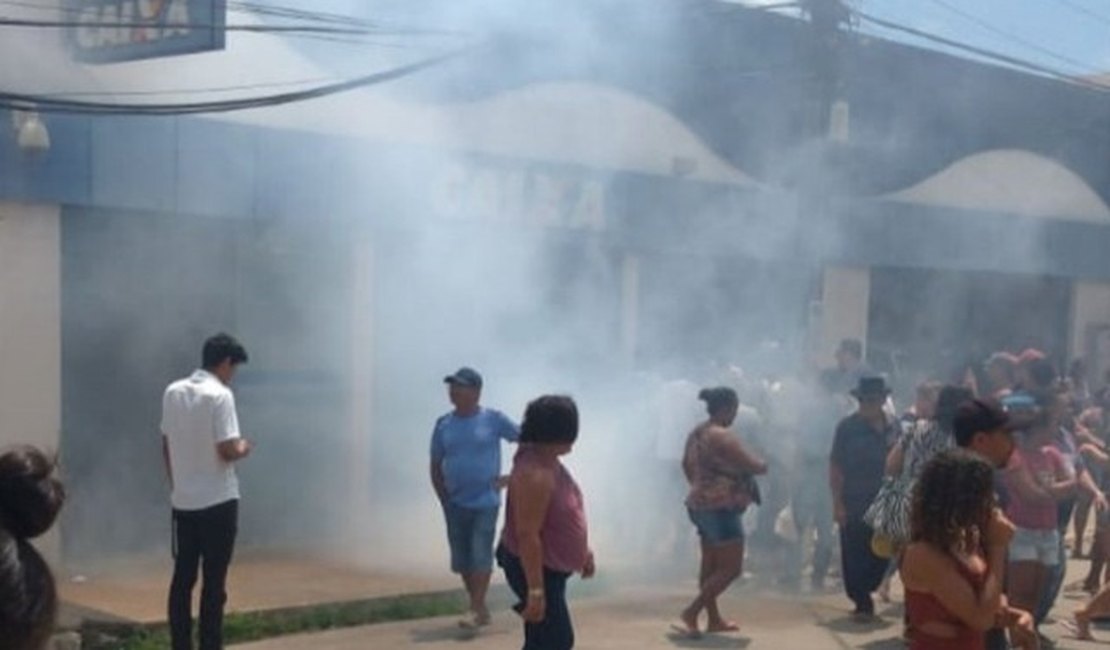 Vídeo. Clientes de agência bancária ficam assustados após fumaça no local