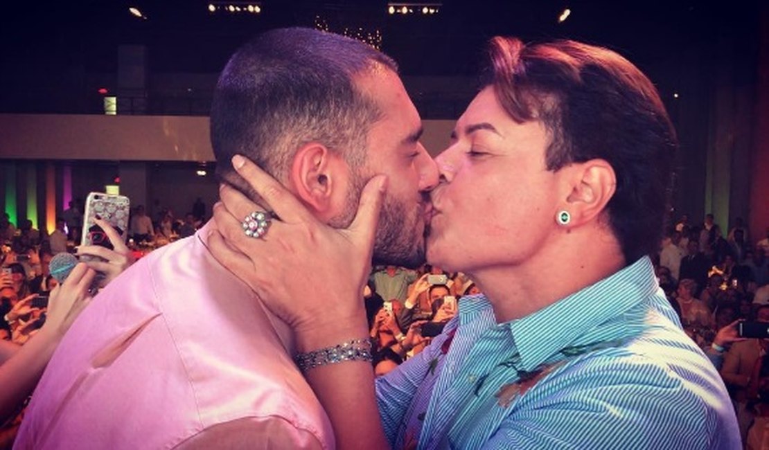 David Brazil publica foto beijando na boca de Lucas Lucco