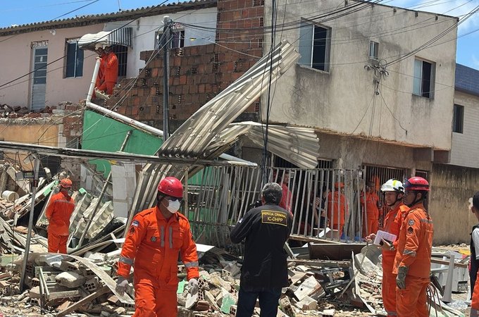 Explosão atinge oito casas, deixa dois mortos e nove feridos em Olinda; bombeiros buscam cadeirante sob escombros