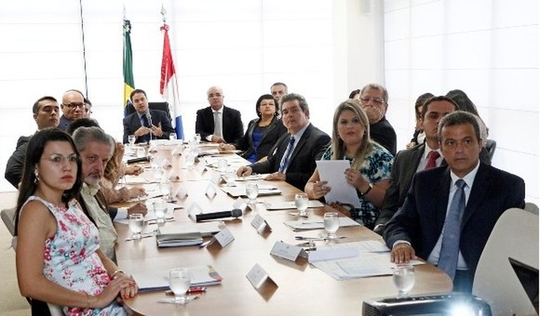 Renan Filho reúne secretários e inicia novo modelo de governança