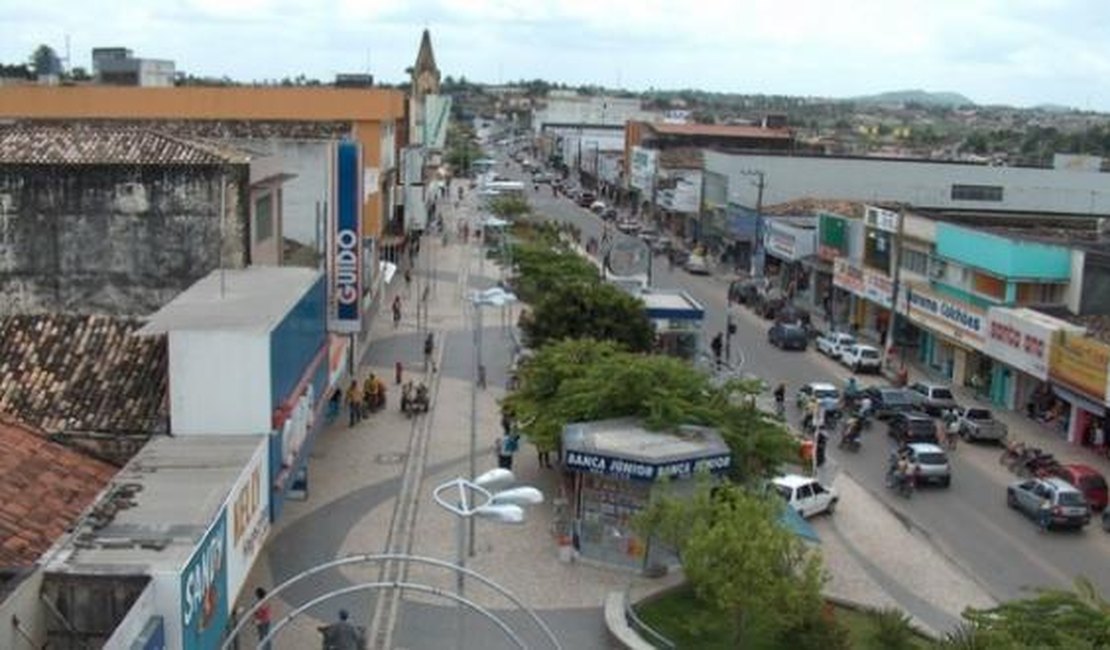 Bandidos invadem loja e roubam funcionários e clientes, em Arapiraca