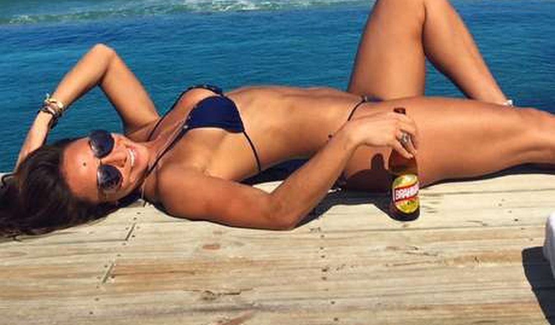 De micro biquíni, Sabrina Sato curte praia em Alagoas