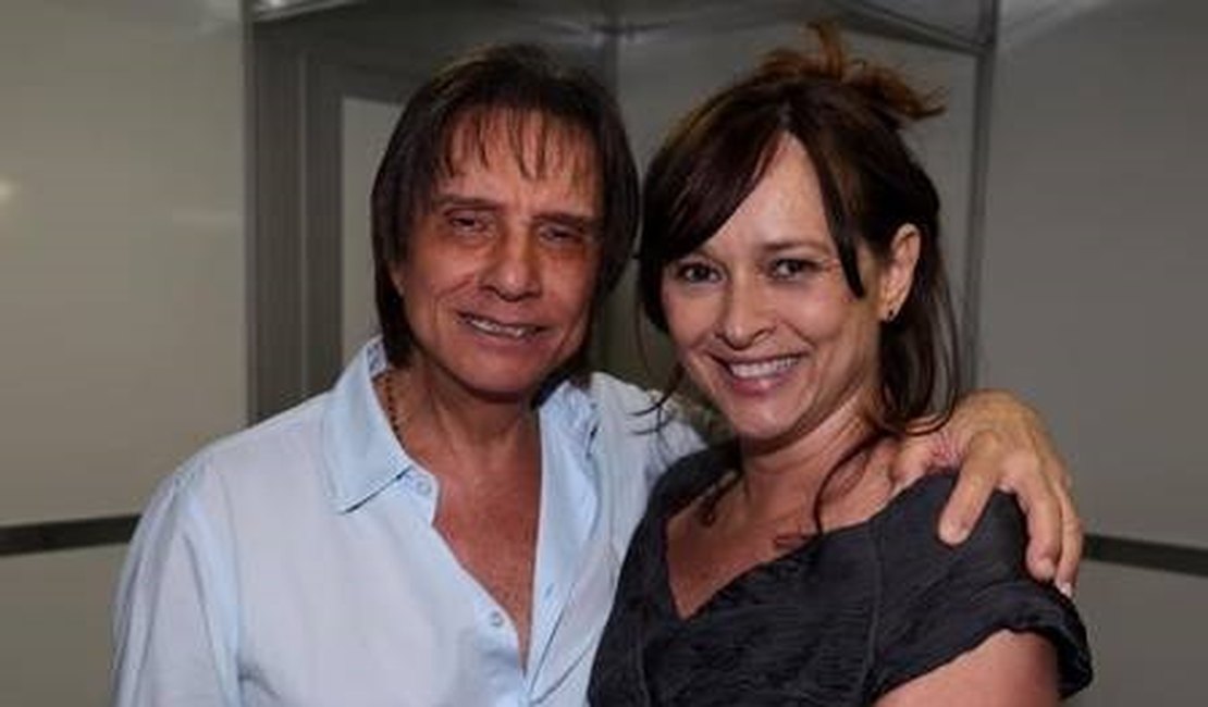 Myrian Rios publica fotos ao lado de Roberto Carlos e fãs torcem pelo retorno do casal