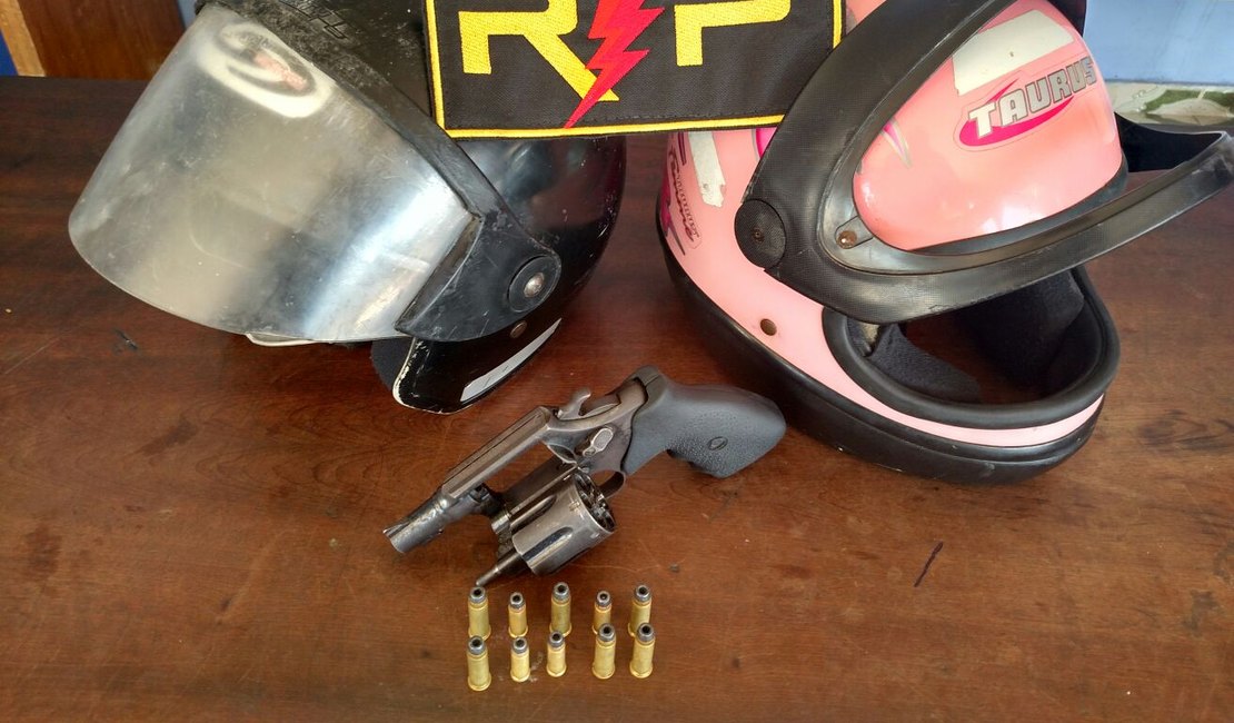 Dupla é presa com arma de fogo e cinquentinha roubada em Arapiraca