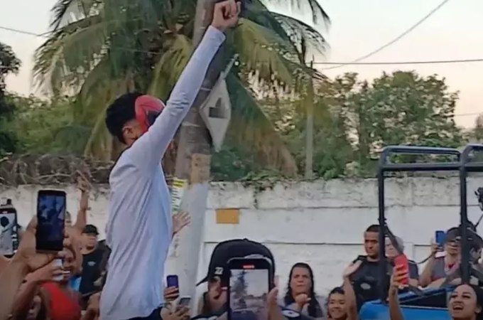 Oruam deixa a prisão no RJ utilizando máscara do Homem-Aranha