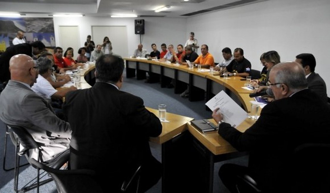 Governo oferece percentual de 4% e negociações continuam