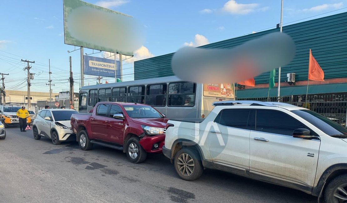 Colisão entre três carros congestiona trânsito na Rua Marechal Deodoro, em Arapiraca