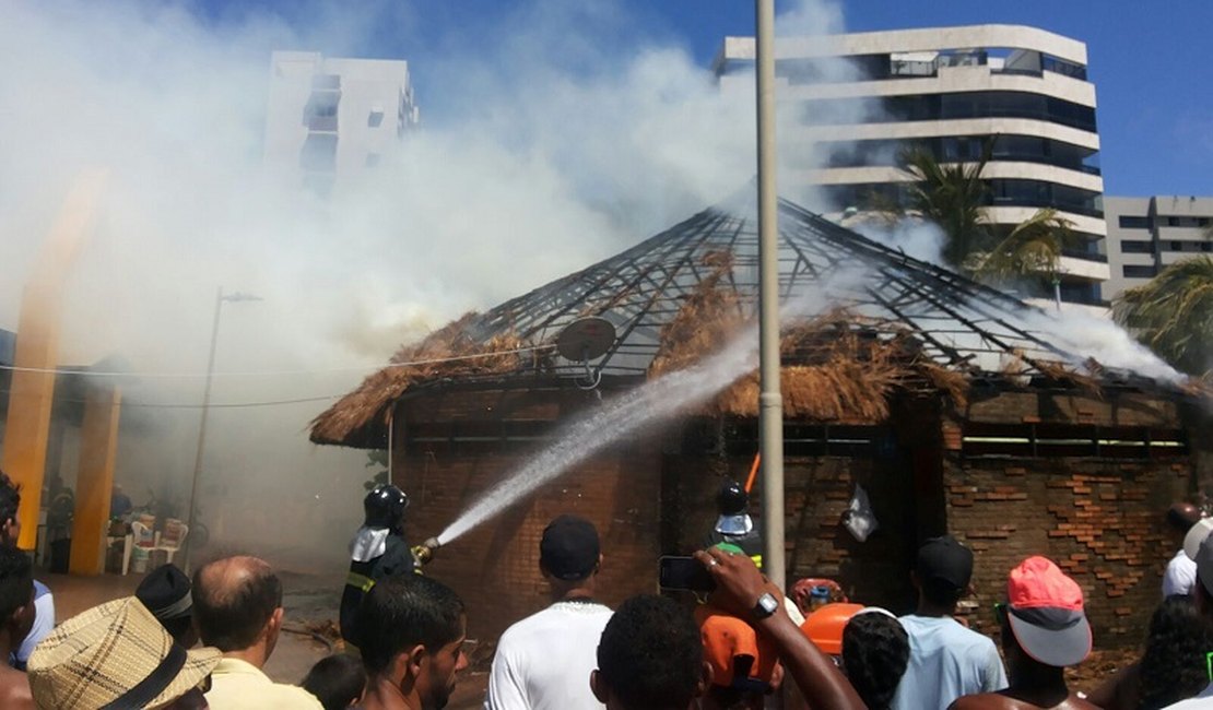 Incêndio destrói cobertura de barraca de tapiocas na orla de Maceió