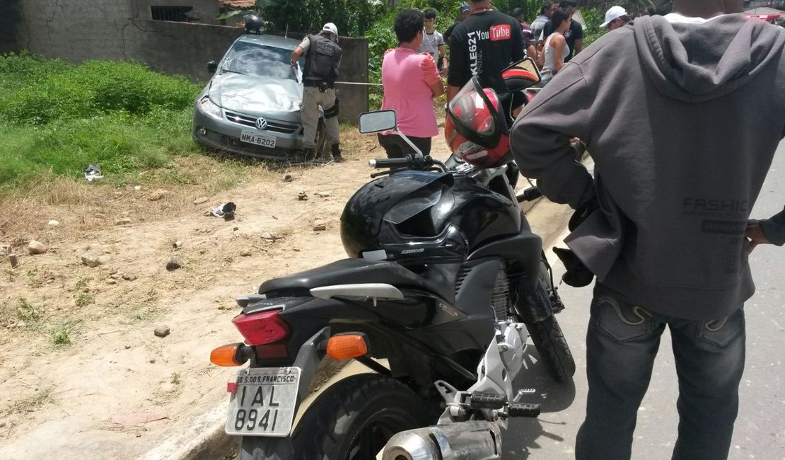 Veículo colide com moto e capota na Rua São Roque, em Arapiraca