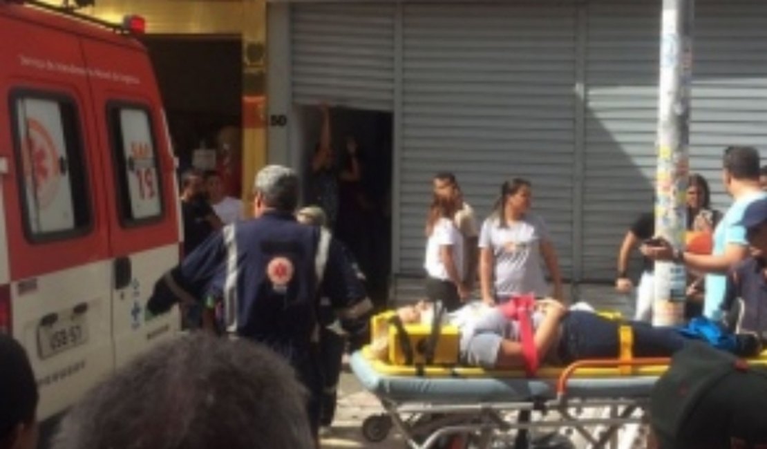 Mulher fica ferida após parte do forro de uma loja desabar no Calçadão