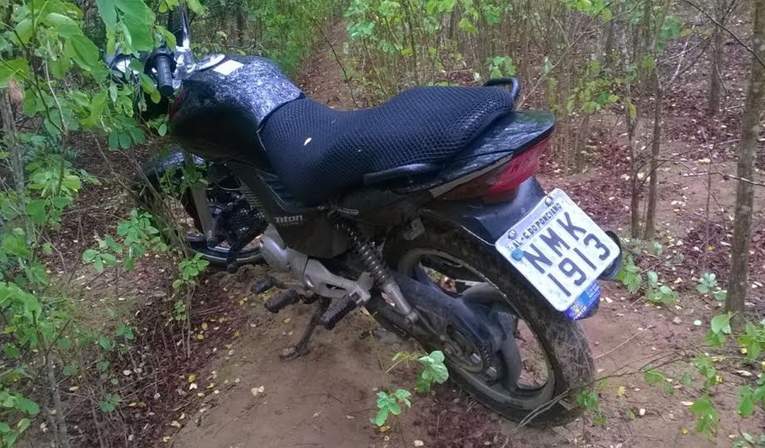 PM encontra moto roubada abandonada em Lagoa da Canoa