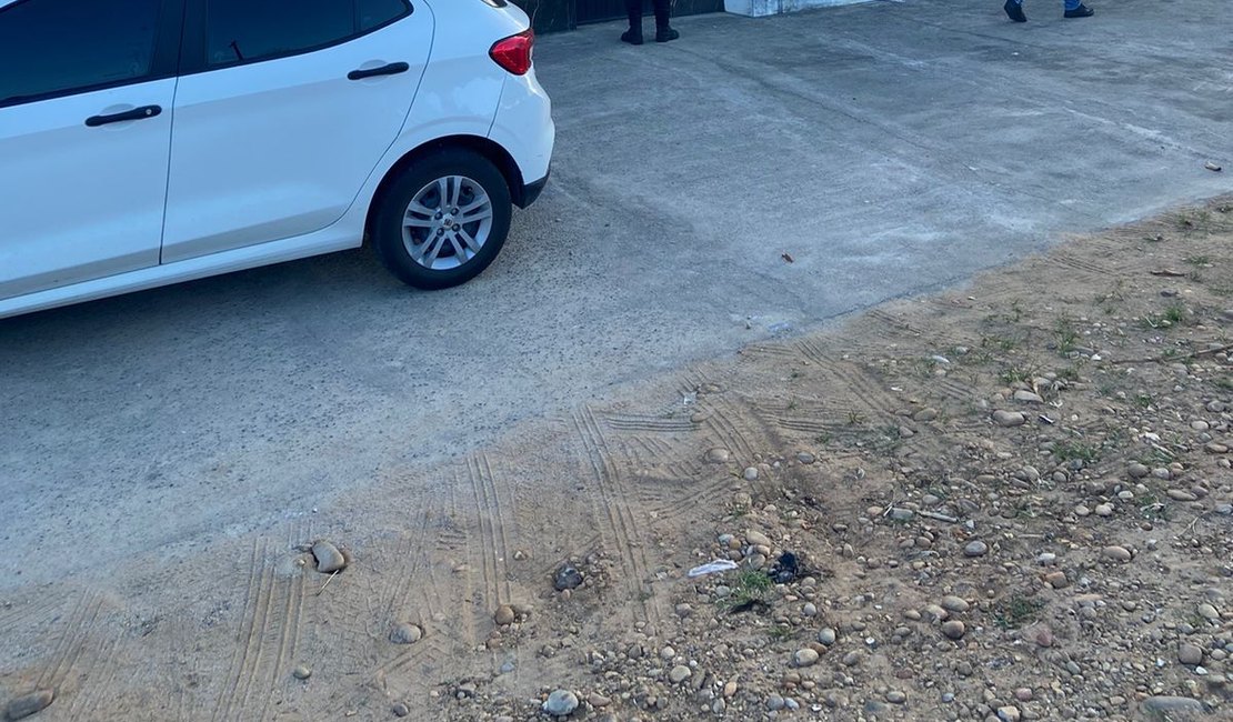 Polícia Civil cumpre mandado em casa de suspeito de participar de homicídio de taxista, em Coruripe