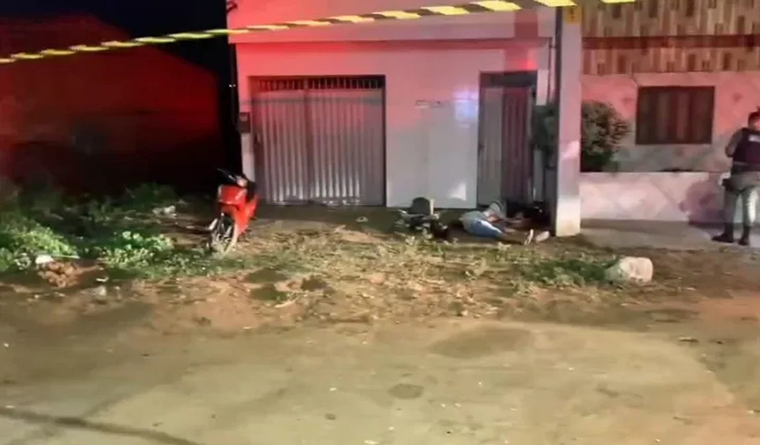 Três homens são assassinados a tiros na calçada de residência em Caruaru