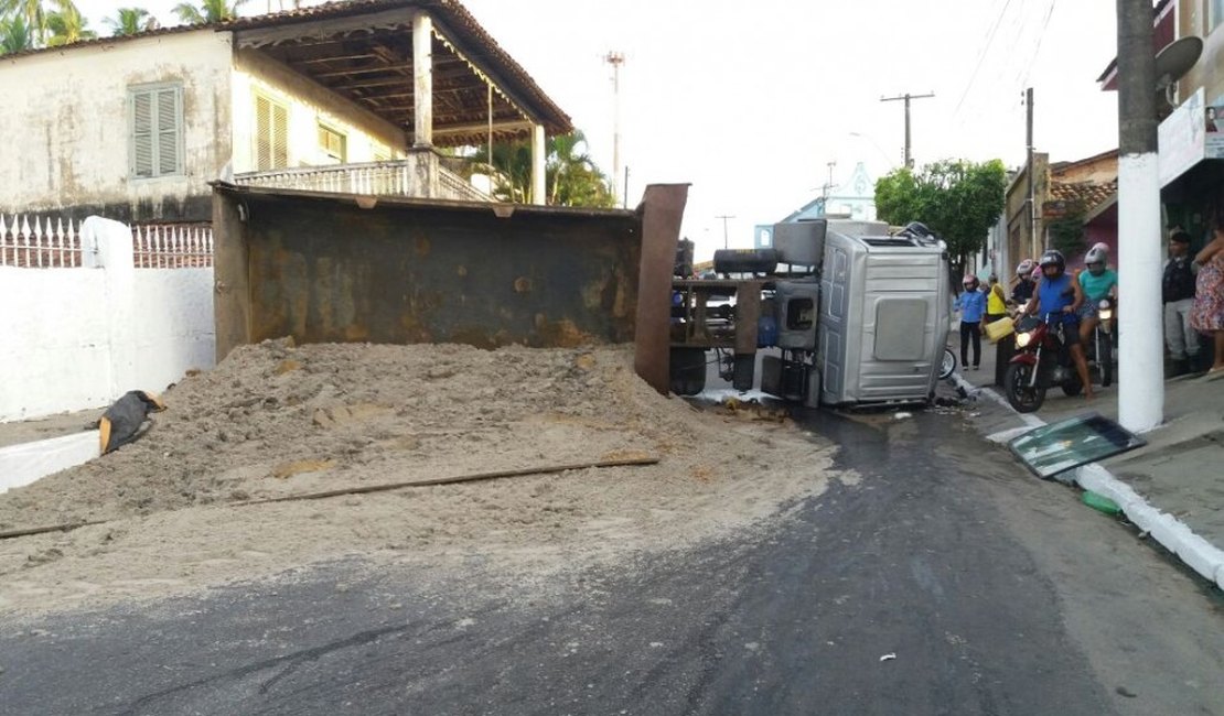Carreta carregada de areia tomba na ladeira do bairro de Bebedouro, em Maceió